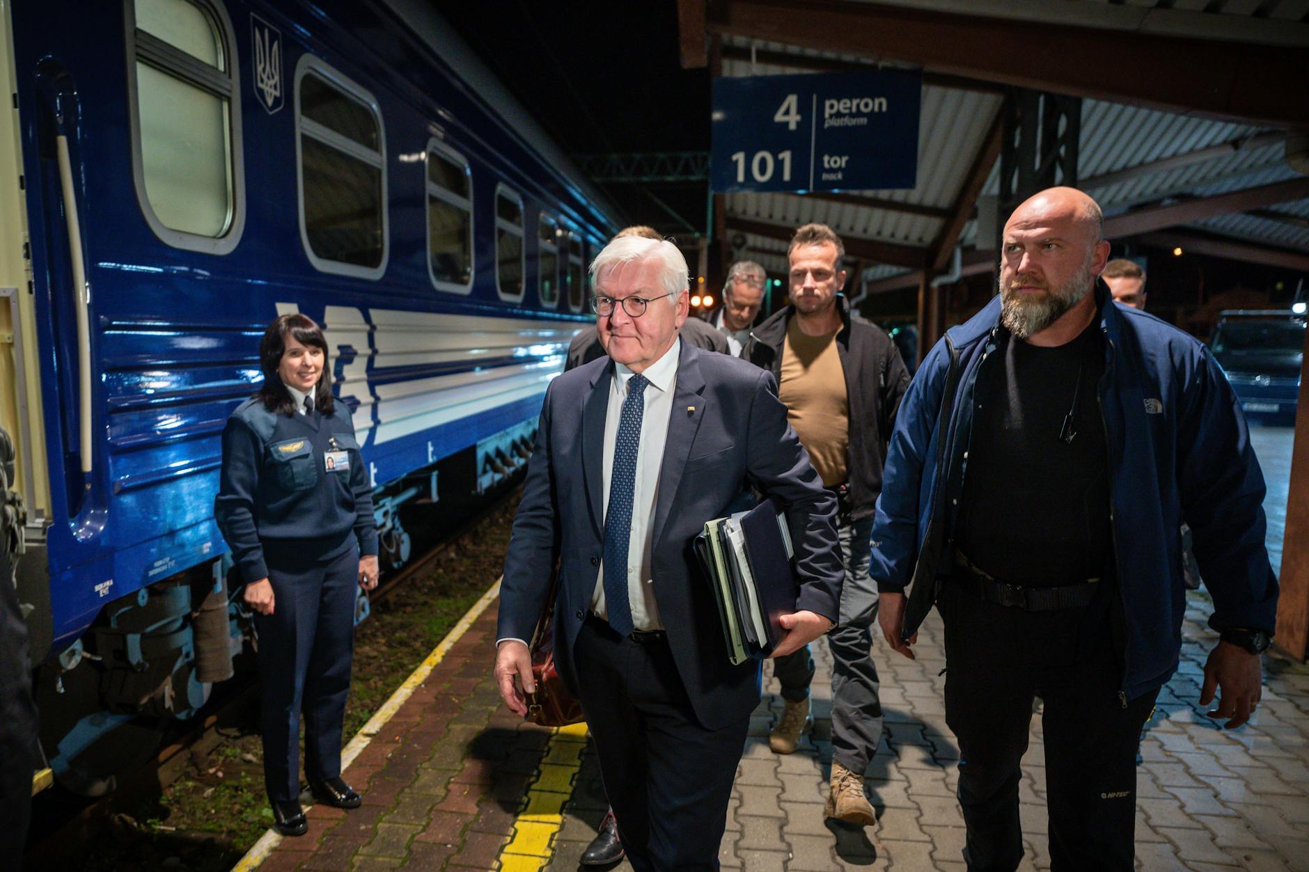 Bundespräsident Frank-Walter Steinmeier geht zum Zug, um nach Kiew zu fahren.
