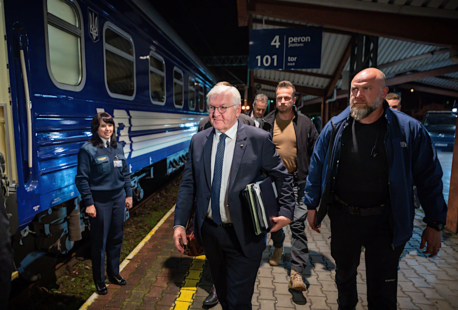 Bundespräsident Frank-Walter Steinmeier geht zum Zug, um nach Kiew zu fahren.