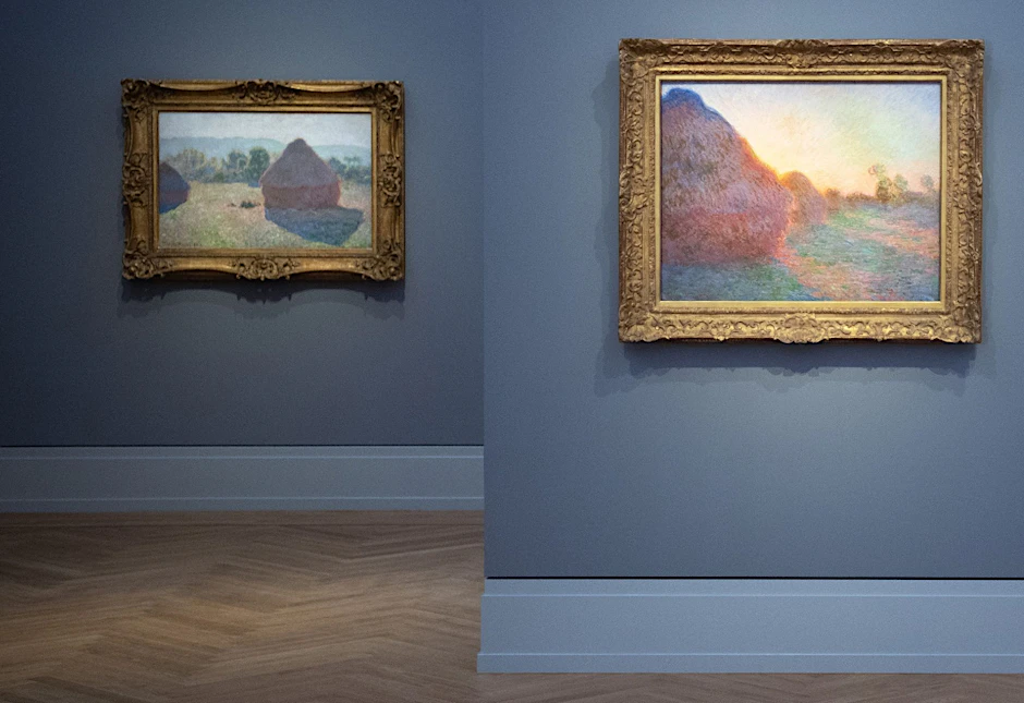 ARCHIV - Die Gemälde "Getreideschober in der Mittagssonne" (1890, l) und "Getreideschober" (1890) sind in der Ausstellung "Monet.Orte" im Museum Barberini zu sehen.  