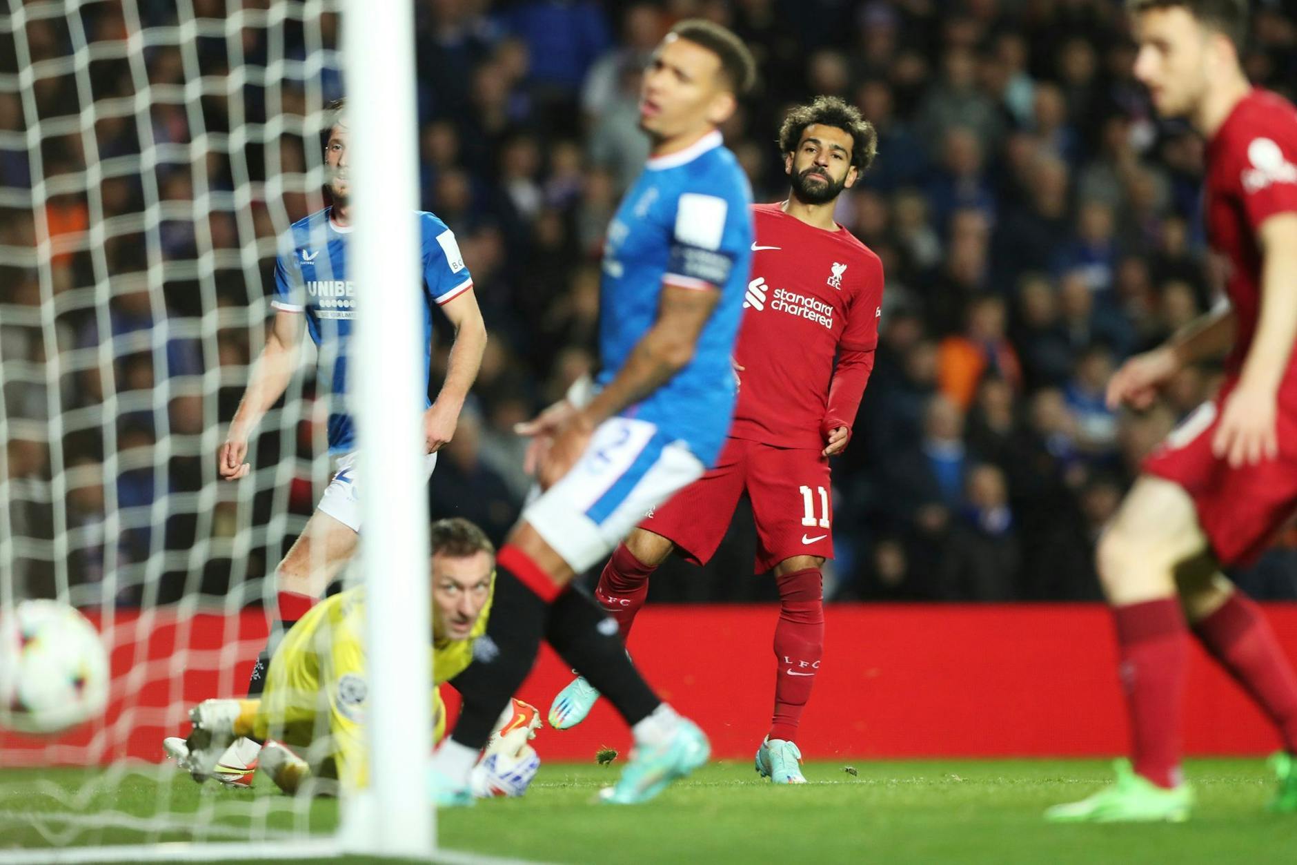 Liverpools Mohamed Salah (2.v.r) erzielt an Rangers-Torhüter Allan McGregor vorbei das vierte Tor seiner Mannschaft.