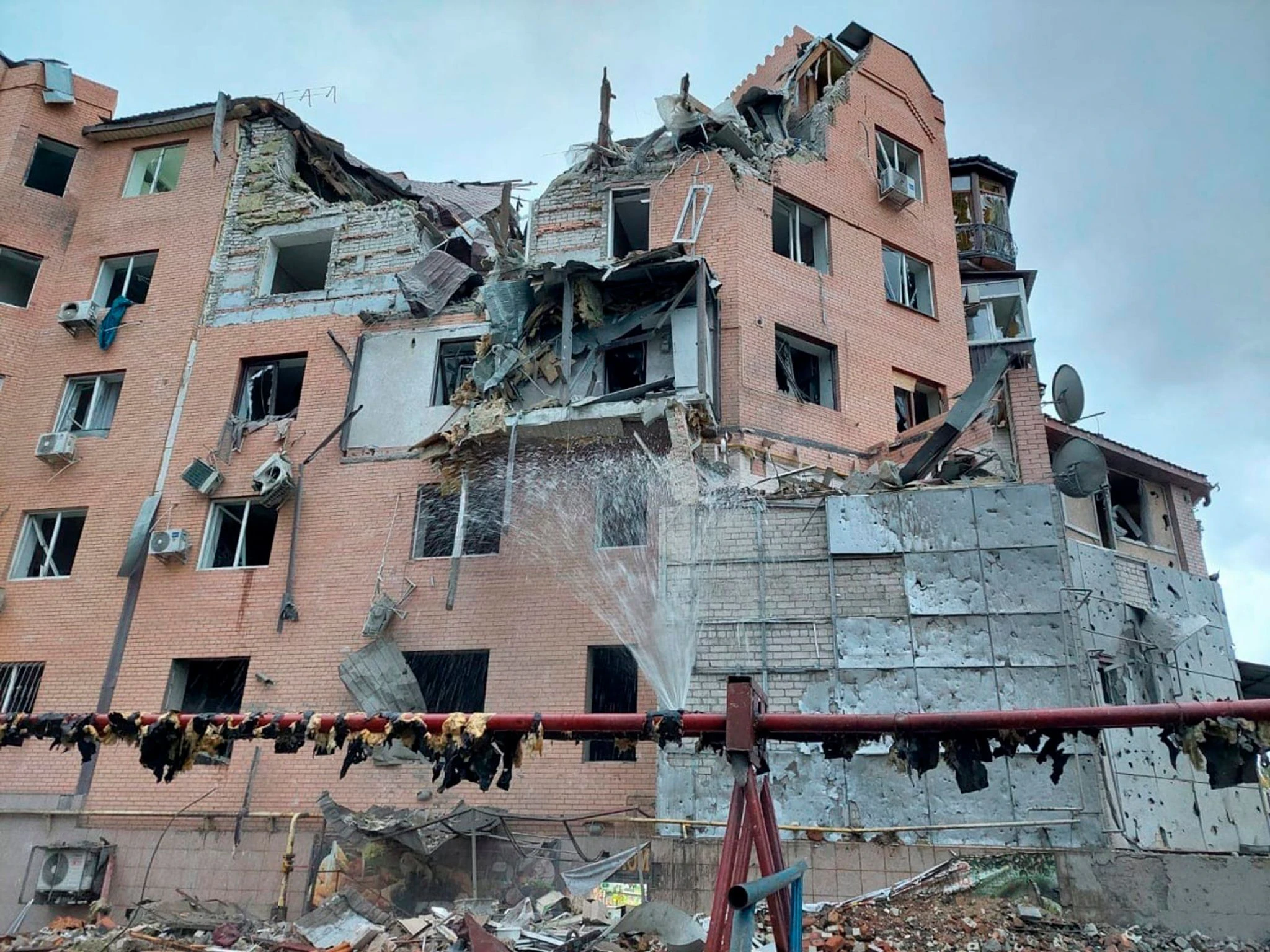 HANDOUT - Das vom Bürgermeister von Mykolajiw auf seinem Telegrammkanal veröffentlichte und zur Verfügung gestellte Foto zeigt ein beschädigtes Wohngebäude nach einem nächtlichen Beschuss in der Ukraine.  outh/AP/dpa