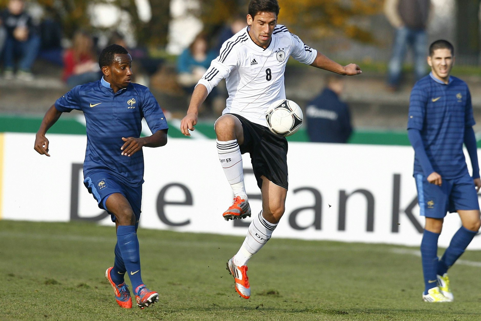 Unions Rani Khedira – hier im Duell mit dem Franzosen Lenny Nangis – trug zuletzt vor zehn Jahren den Dress mit dem Adler auf der Brust.