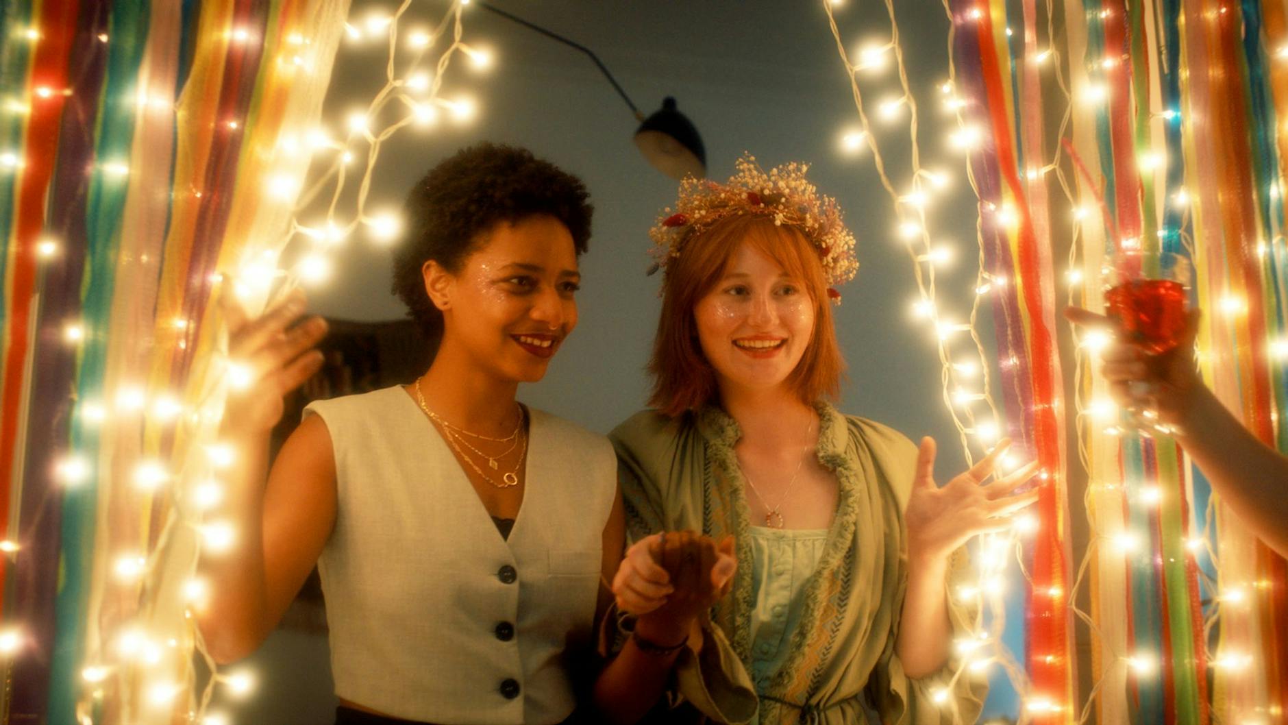 HANDOUT - Zara (Alina Sokhna, l) und Olja (Valeriia Berezovska) feiern mit ihren Mitbewohnern Oljas und Petjas Hochzeit in einer Szene des ZDF-Projekts «Himmel & Erde».
