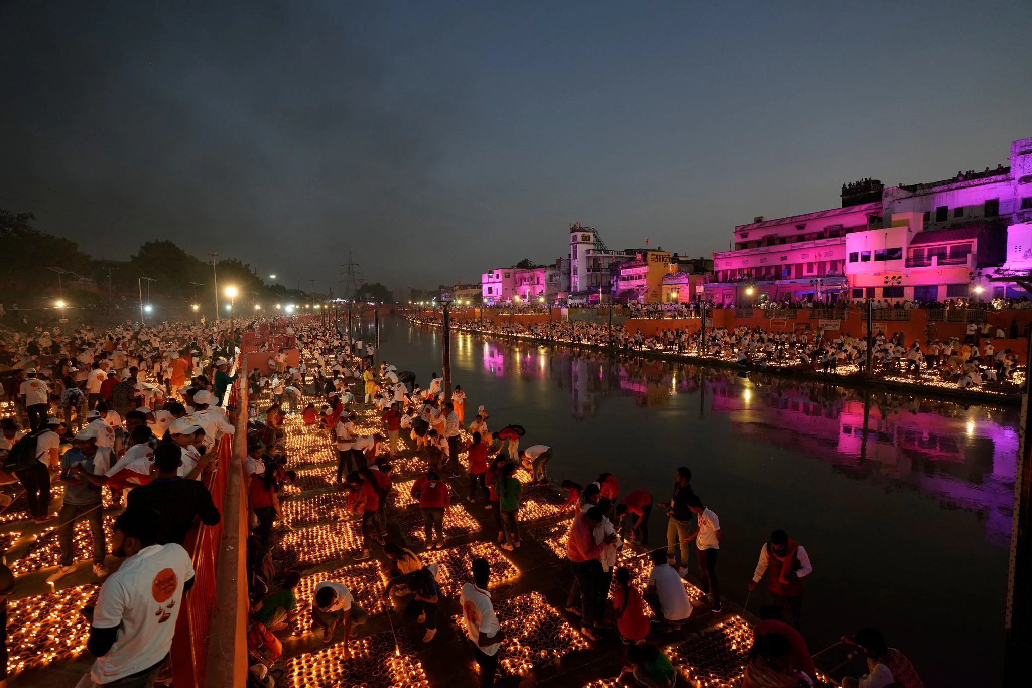 Personen zünden zur Vorbereitung auf das Hindu-Fest Diwali Kerzen am Ufer des Flusses Saryu in Indien an. Millionen von Menschen in ganz Asien feiern jedes Jahr das Lichterfest Diwali.  
