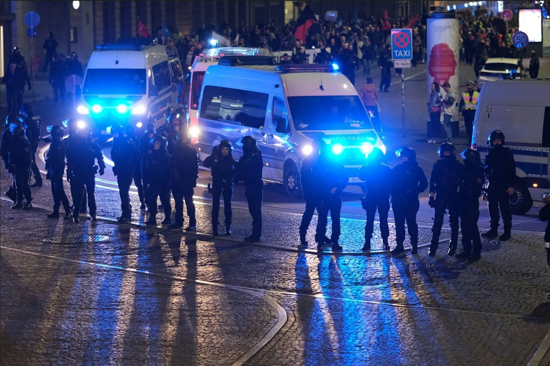 Unter den Augen der Polizei: In Leipzig protestierten Demonstranten am Montagabend gegen die Energiepolitik der Bundesregierung.