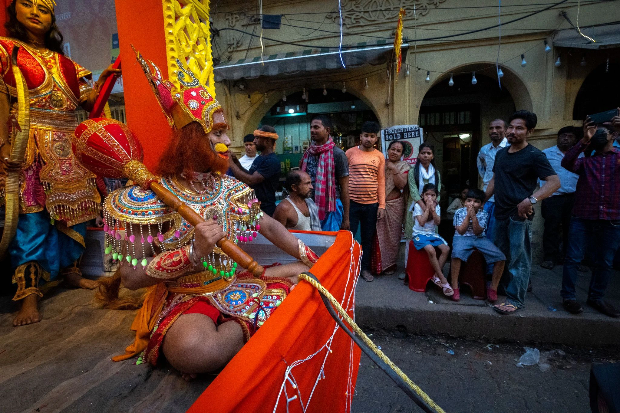 ARCHIV - Viele Menschen in der indischen Hauptstadt fühlen sich von Affen belästigt - aber verehren sie gleichzeitig als eine Verkörperung  des Affengottes Hanuman.  