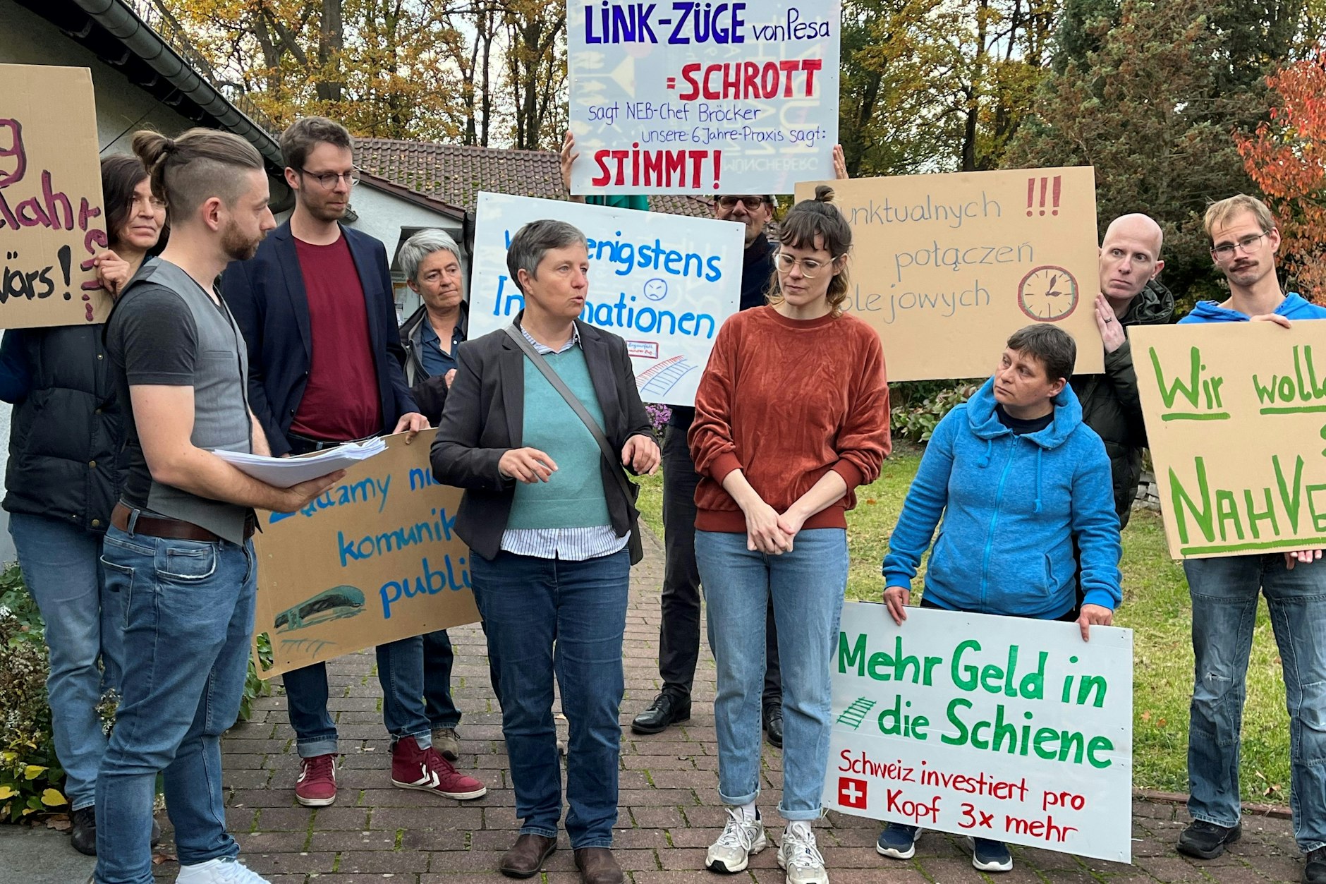Fahrgäste protestieren vor Beginn des Runden Tisches in Müncheberg (Märkisch-Oderland). Friederike Fuchs (Mitte l.), Architektin aus Dahmsdorf, gehört zu den Gründerinnen der Gruppe.