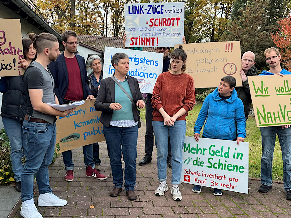 Fahrgäste protestieren vor Beginn des Runden Tisches in Müncheberg (Märkisch-Oderland). Friederike Fuchs (Mitte l.), Architektin aus Dahmsdorf, gehört zu den Gründerinnen der Gruppe.