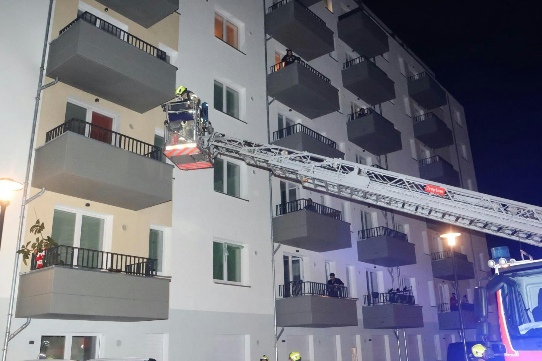 Die Feuerwehr löscht einen Balkonbrand in Altglienicke.