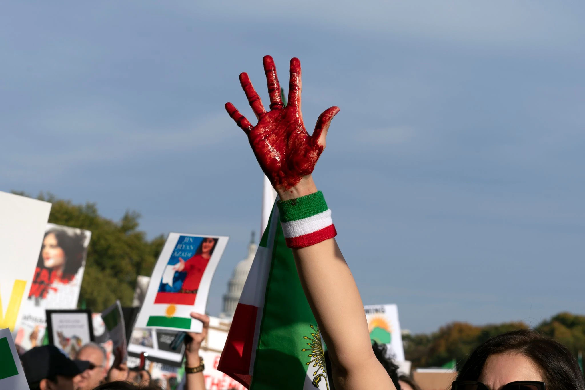Nach dem Tod von Mahsa Amini protestieren Menschen auch in Washington gegen das iranische Regime.  