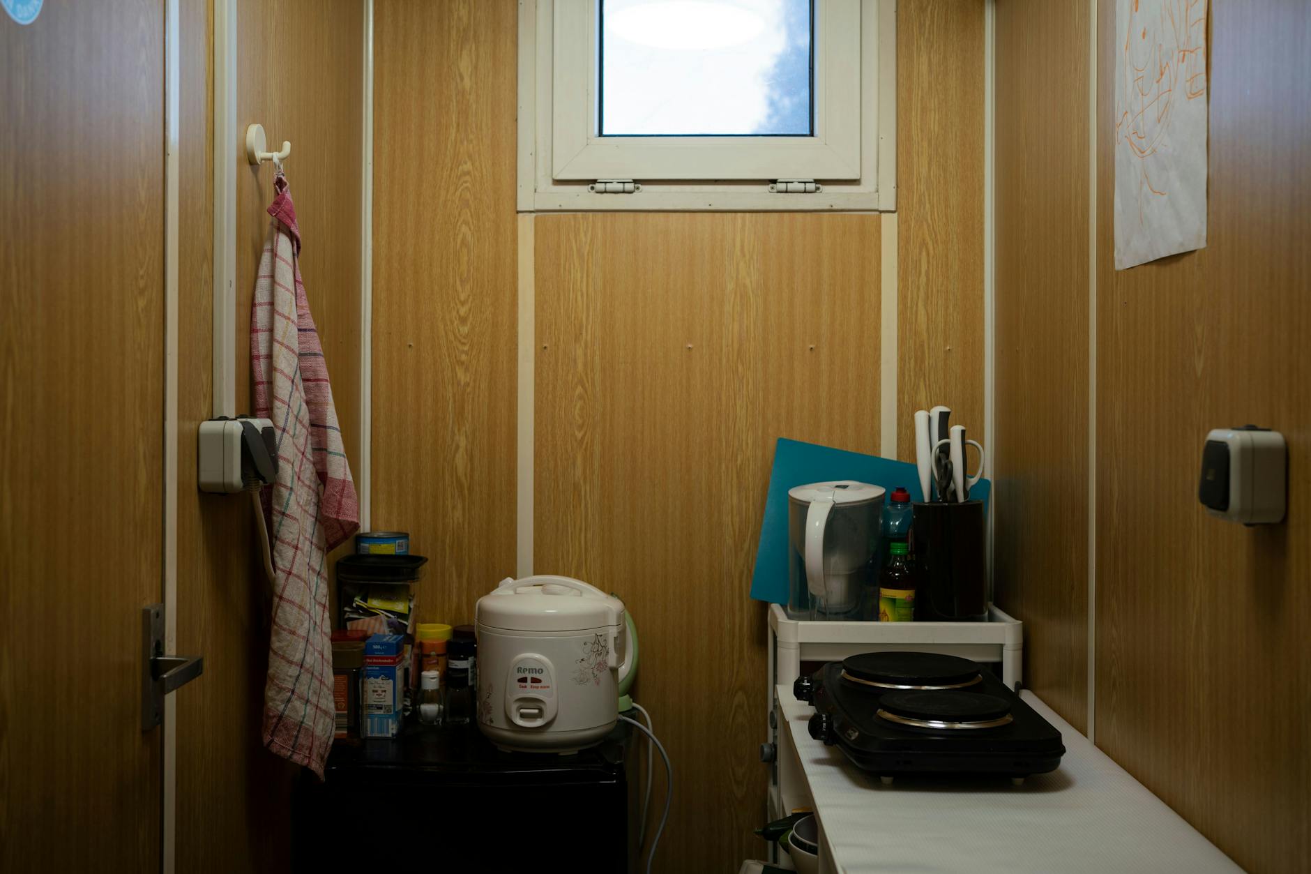 Der Reiskocher musste mit: Nakamuras kleine Küchenecke – mit Extrafenster ein kleiner Luxus auf dem Camp.