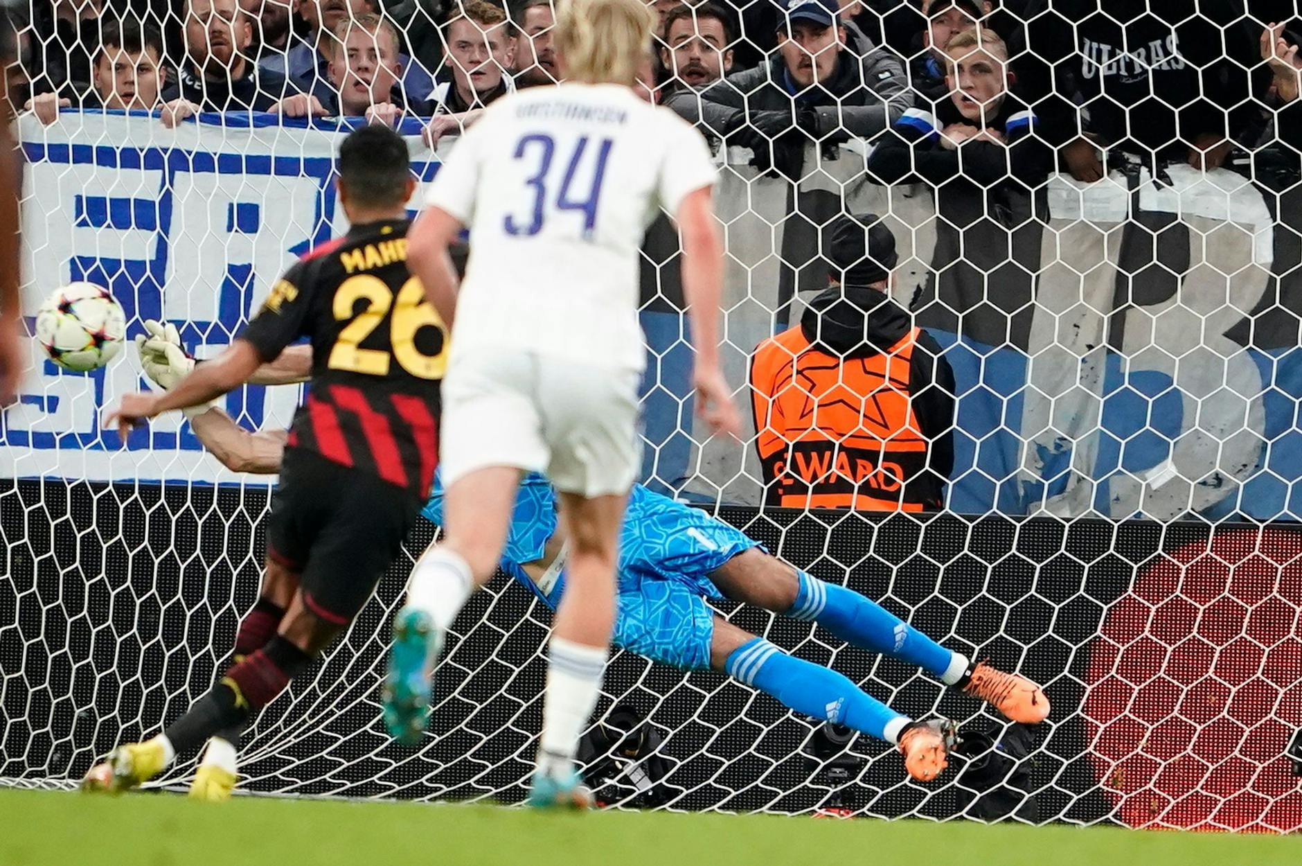 Riyad Mahrez (l) scheiterte mit einem Elfmeter an Kopenhagens Torwart Kamil Grabara (verdeckt). Foto/AP/dpa