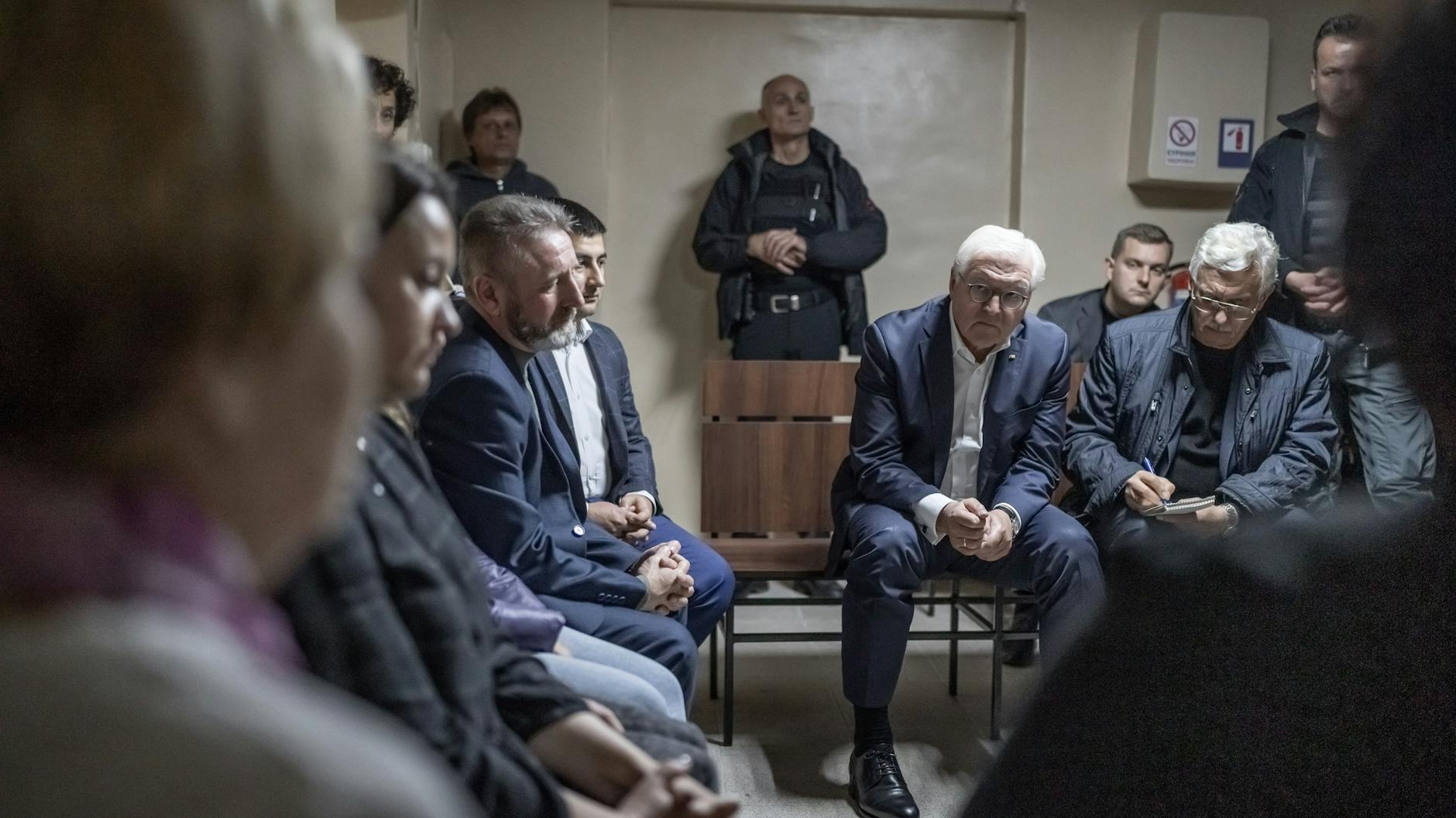 Bundespräsident Frank-Walter Steinmeier sitzt mit Einwohnern der Kleinstadt Korjukiwa bei Kiew im Bunker und lässt sich während des Luftalarms ihre Geschichten erzählen.