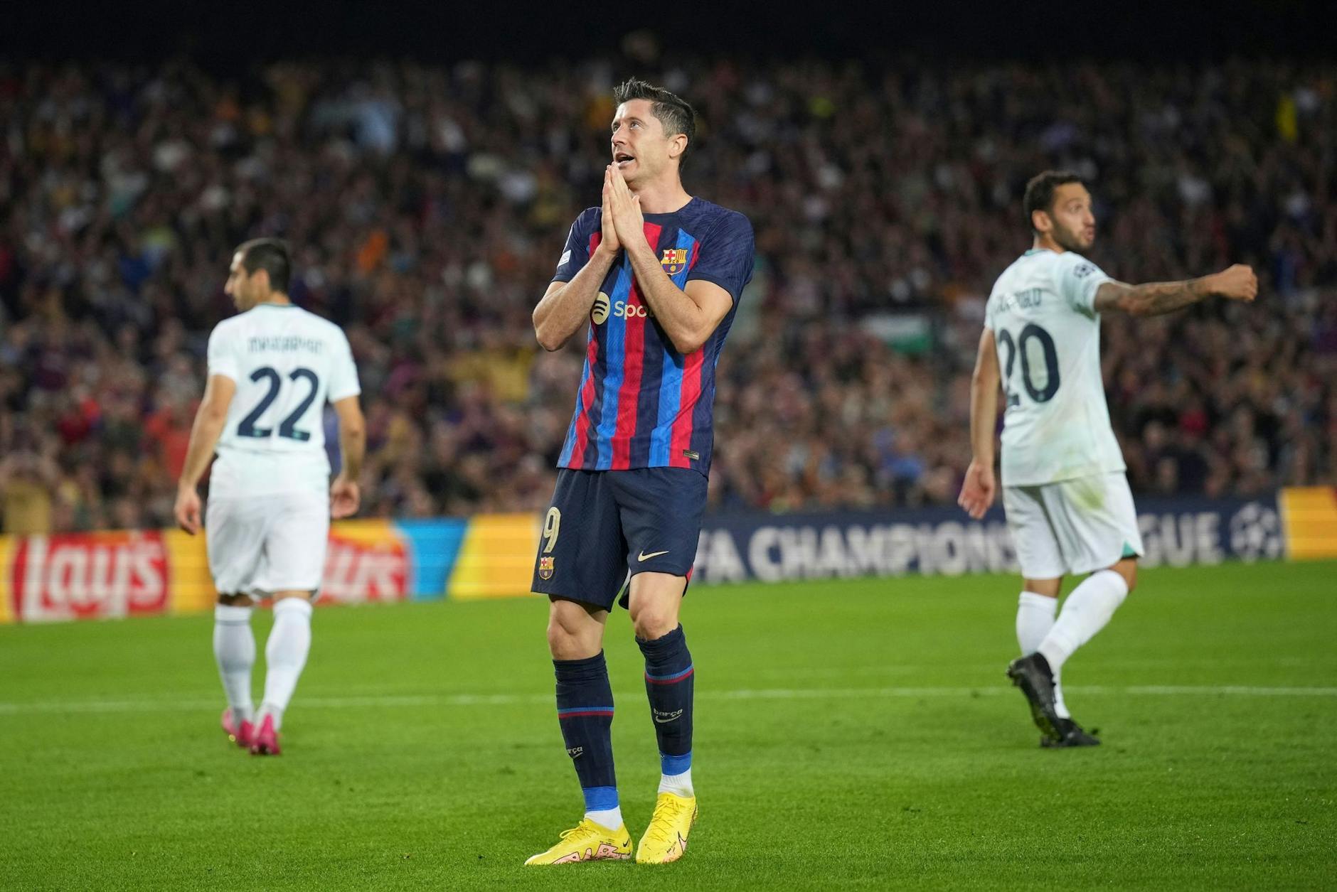 Barcelonas Robert Lewandowski hadert nach einer vergebenen Chance.