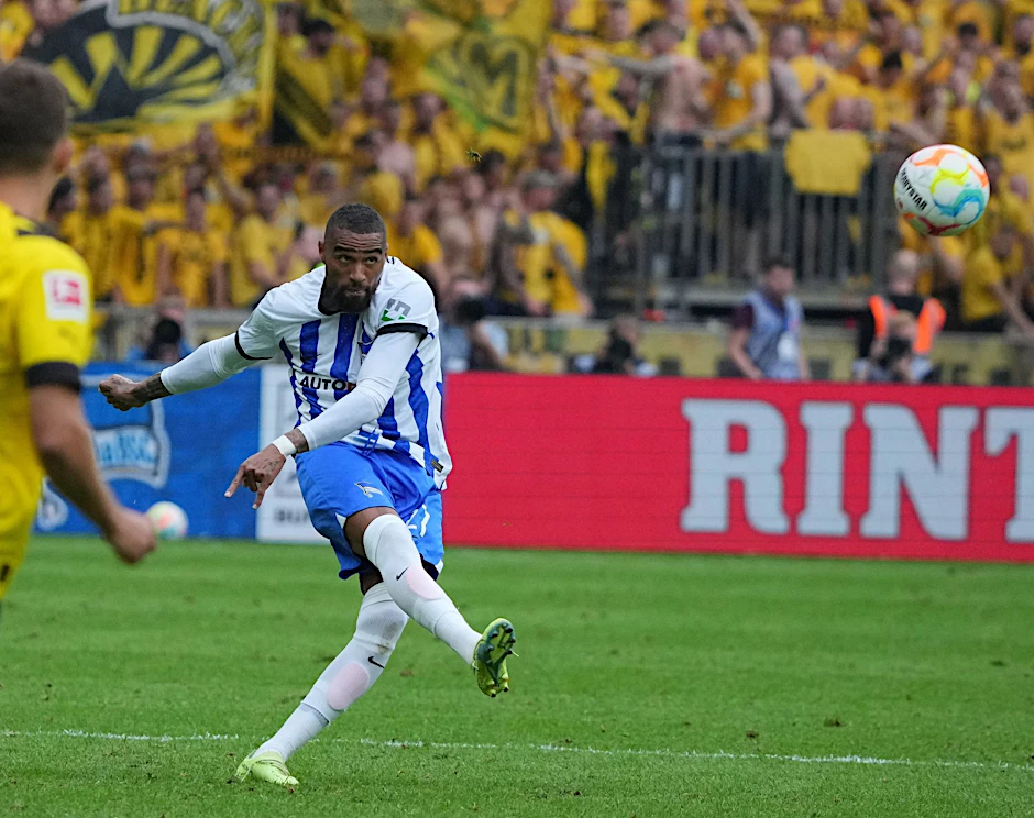ARCHIV - Herthas Kevin Price-Boateng schiesst aufs Tor.  