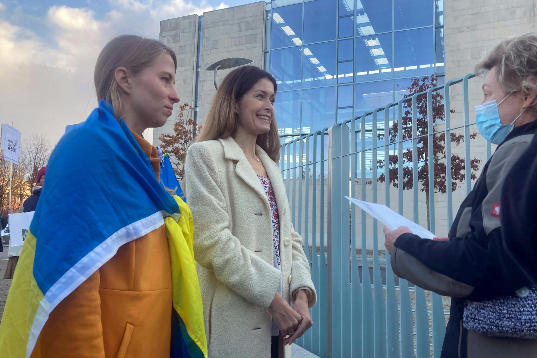 Slawia Krawez (l.) und Julia Singh übergeben einer Mitarbeiterin des Kanzleramts einen an Olaf Scholz adressierten Brief mit dem Appell: Mehr Waffenlieferungen an die Ukraine.
