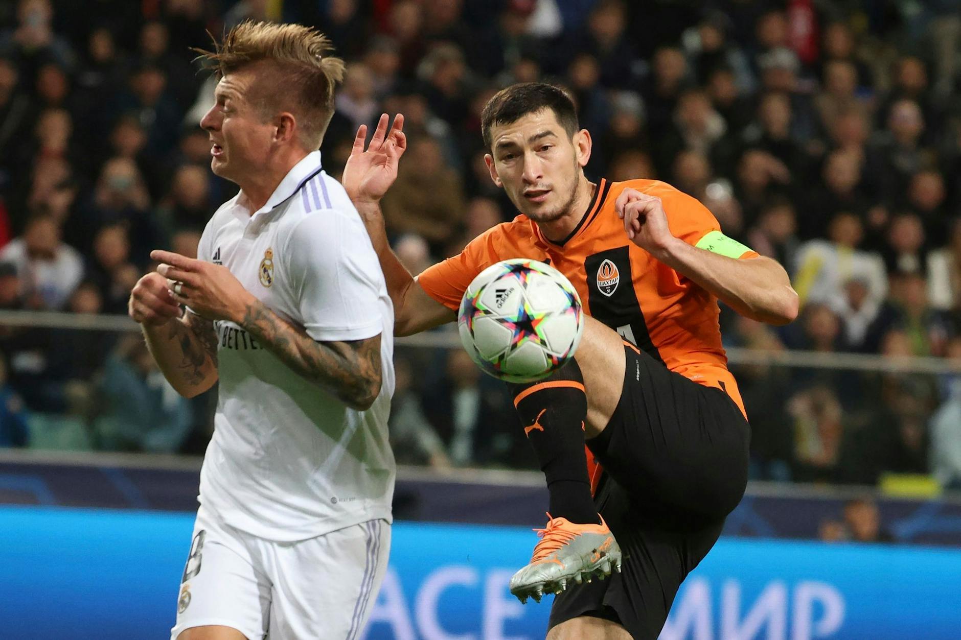 Toni Kroos (l) und Real Madrid trennten sich von Schachtjor Donezk 1:1.