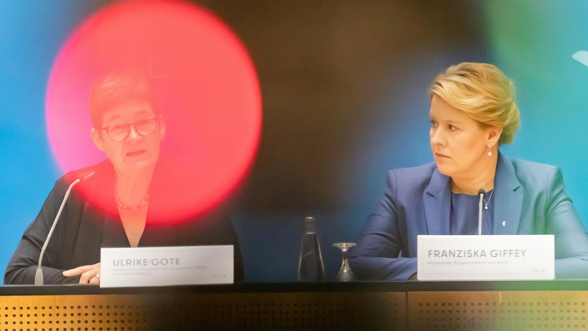 Zwischen Gesundheitssenatorin Ulrike Gote (Grüne, links) und der Regierenden Bürgermeisterin Franziska Giffey (SPD) gibt es Streit über die Maskenpflicht.