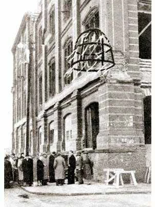 Nach dem Krieg begann die DDR den Wiederaufbau, 1953 gab es sogar ein zweites Richtfest. 1962 kam dann doch der Abriss.