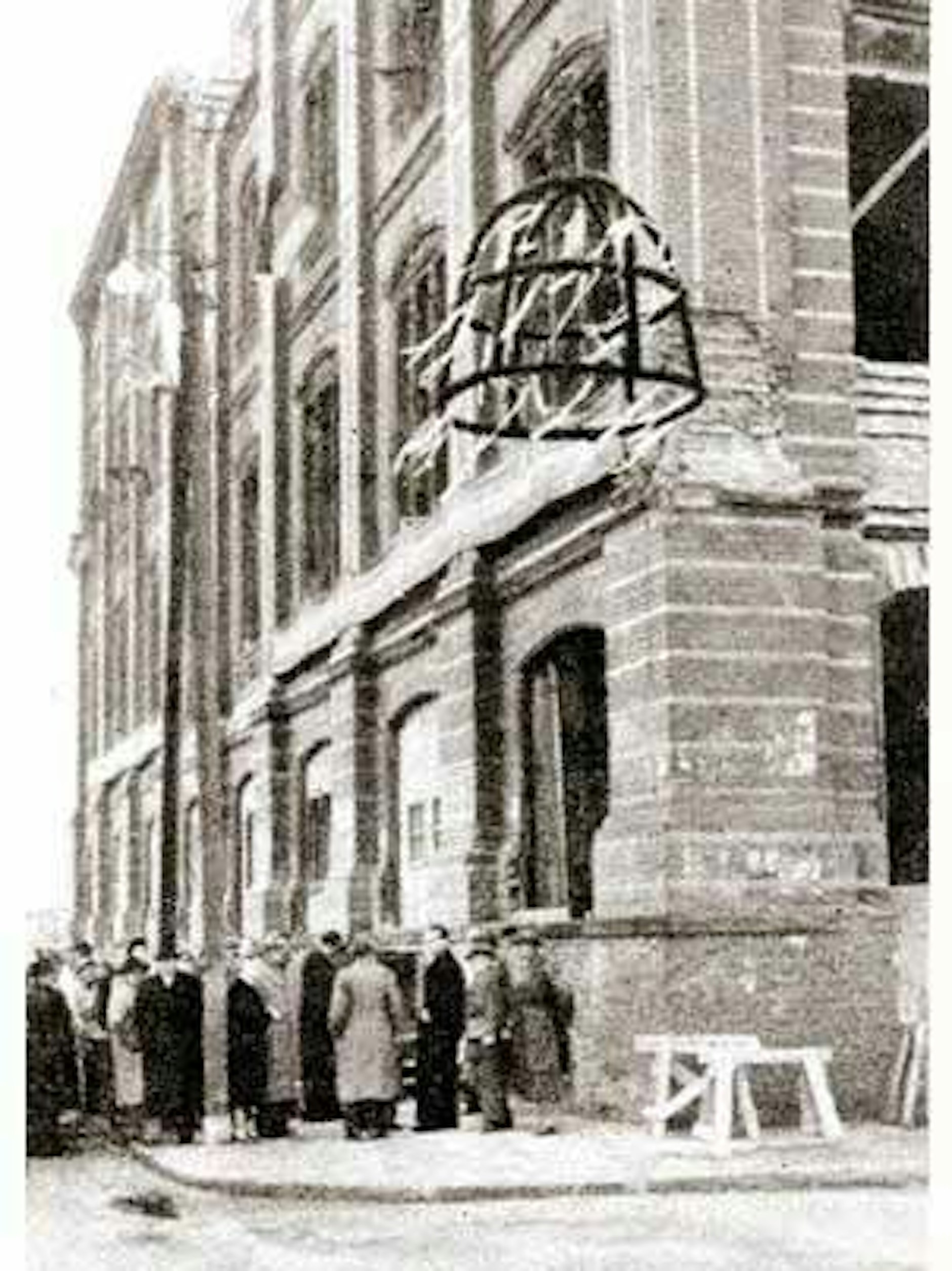 Nach dem Krieg begann die DDR den Wiederaufbau, 1953 gab es sogar ein zweites Richtfest. 1962 kam dann doch der Abriss.