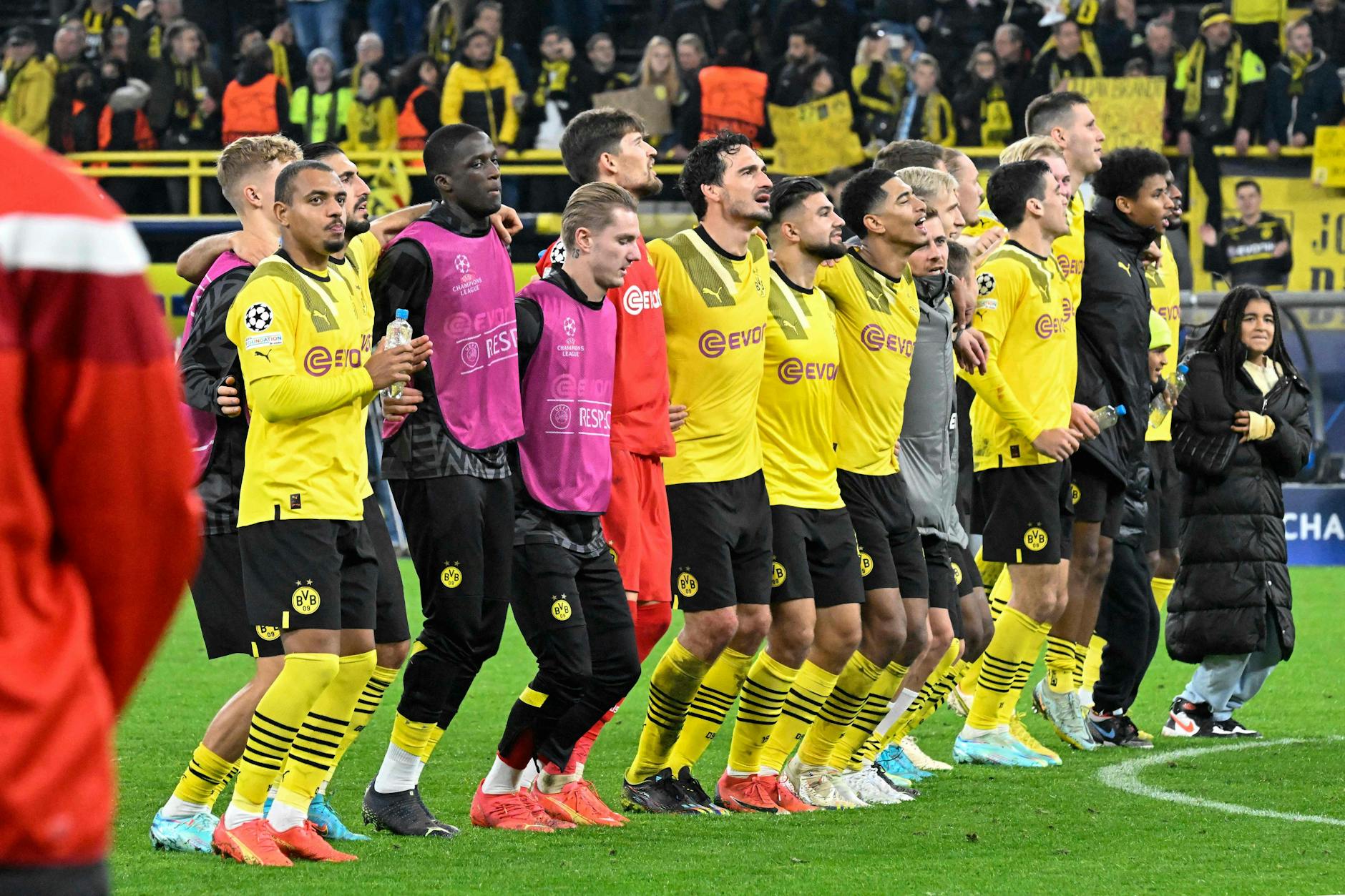 Dortmunds Spieler feiern nach dem Abpfiff den Einzug ins Achtelfinale. 