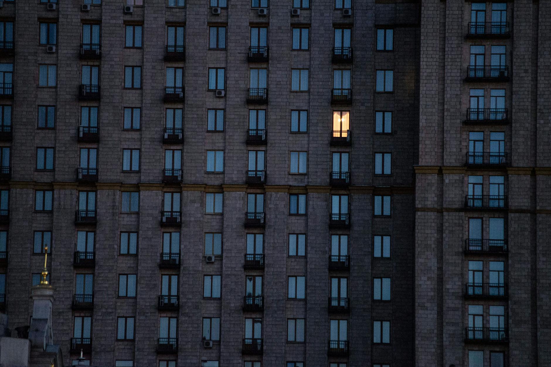 Nur ein Licht brennt in einem Gebäude in Kiew. Aufgrund der russischen Angriffe wird der Stromverbrauch der Bürger massiv eingeschränkt.