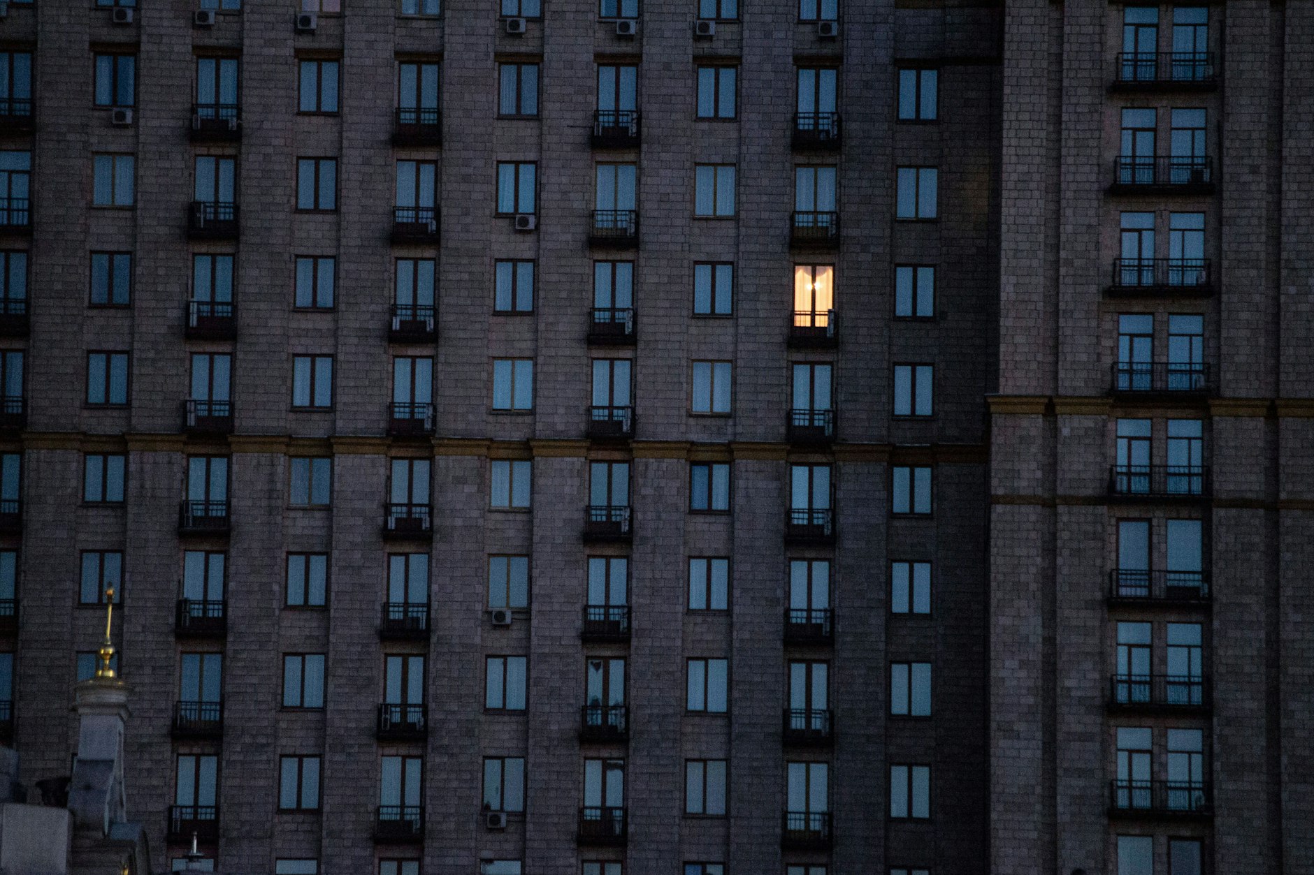 Nur ein Licht brennt in einem Gebäude in Kiew. Aufgrund der russischen Angriffe wird der Stromverbrauch der Bürger massiv eingeschränkt.