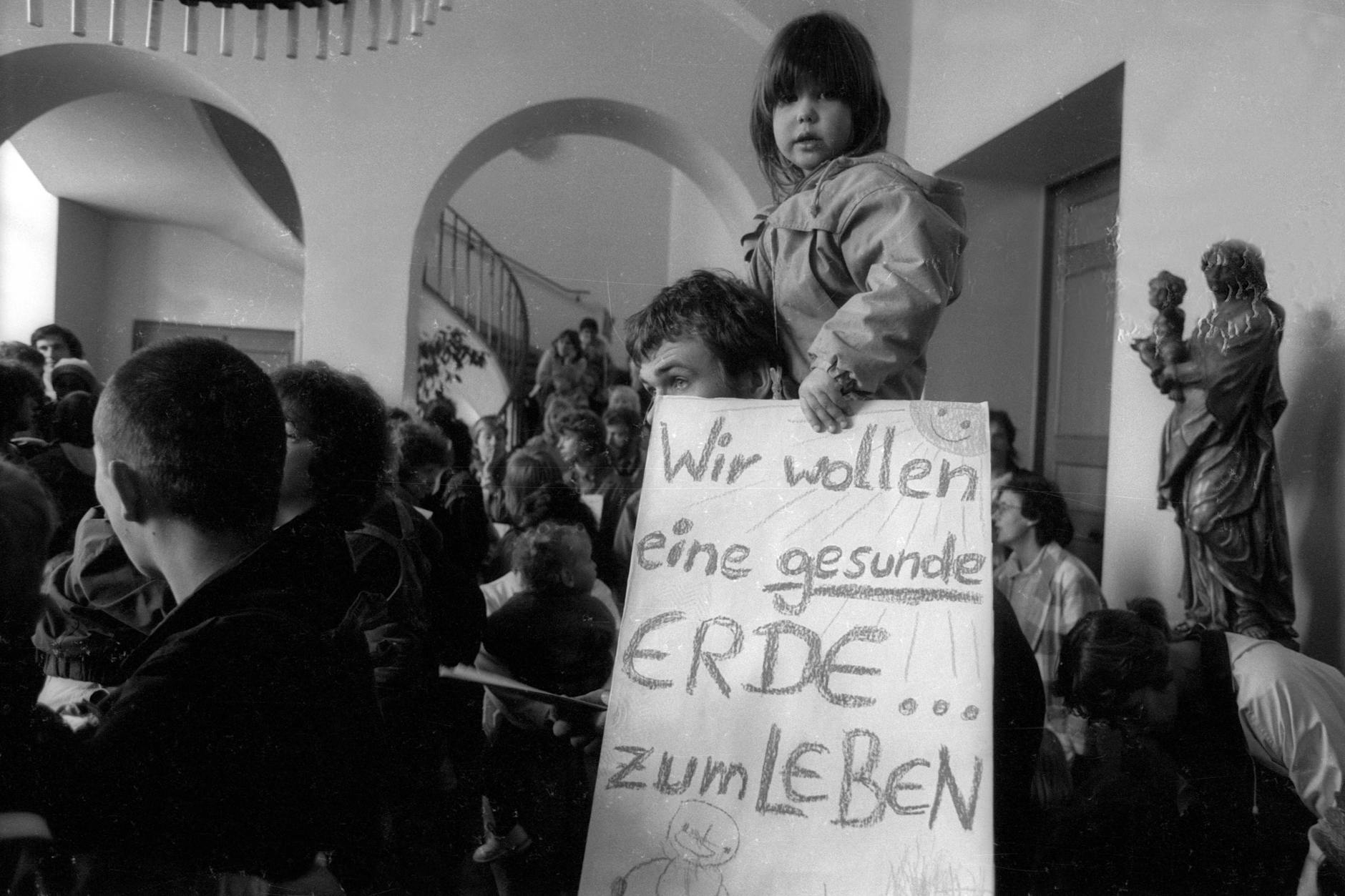 Teilnehmer während einer Demonstration für Strahlungsaufklärung durch die Behörden in Bonn nach der Atomkatastrophe in Tschernobyl.