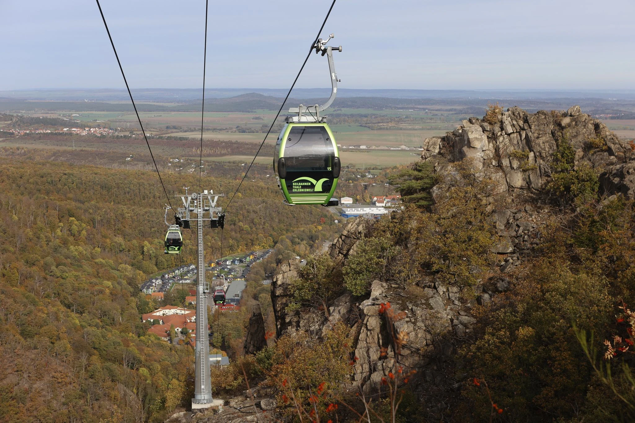 In Sachsen-Anhalt haben die Herbstferien begonnen. Der Besucherandrang bei der Kabinenseilbahn über dem Bodetal war bei sonnigem Wetter groß.  