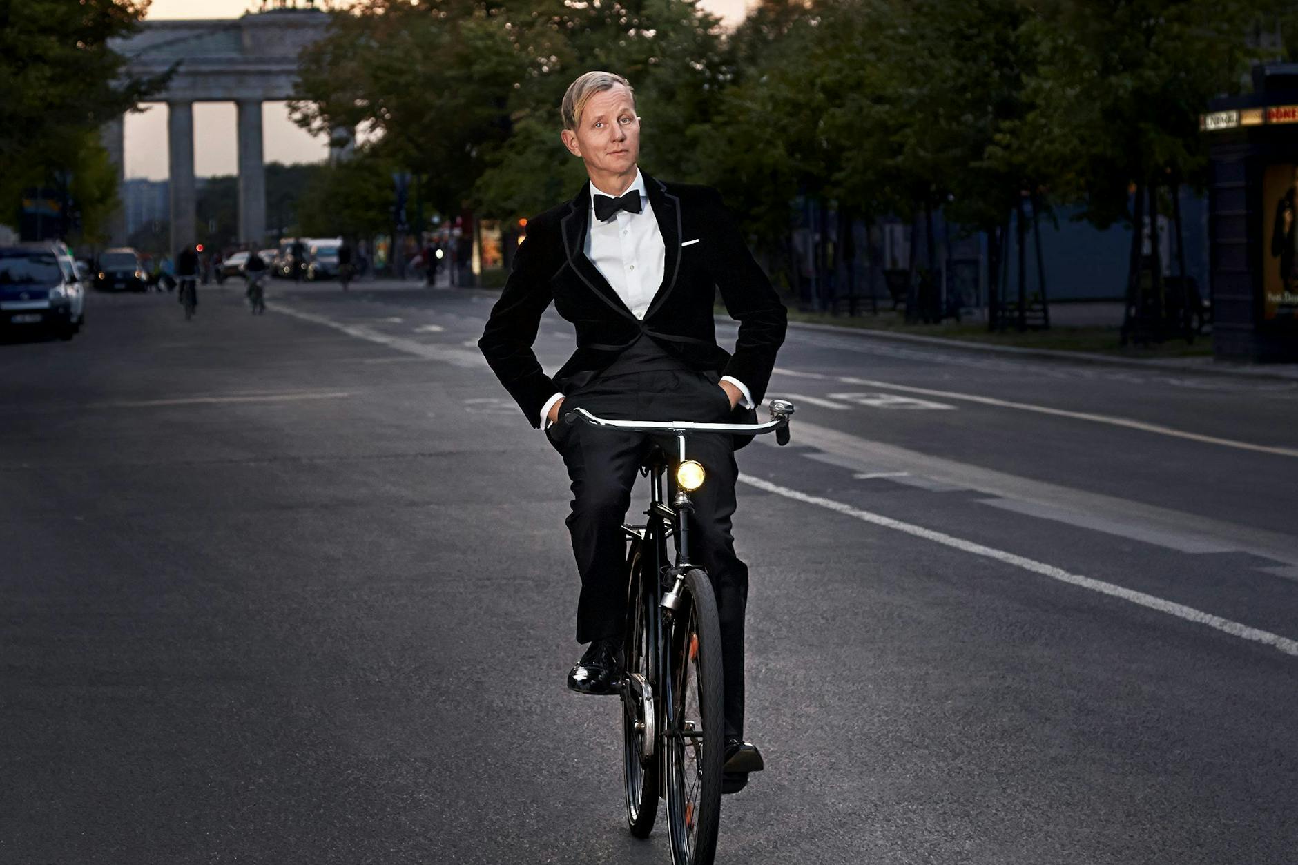 Macht immer eine gute Figur: Max Raabe fährt auf dem Fahrrad durch Berlin.