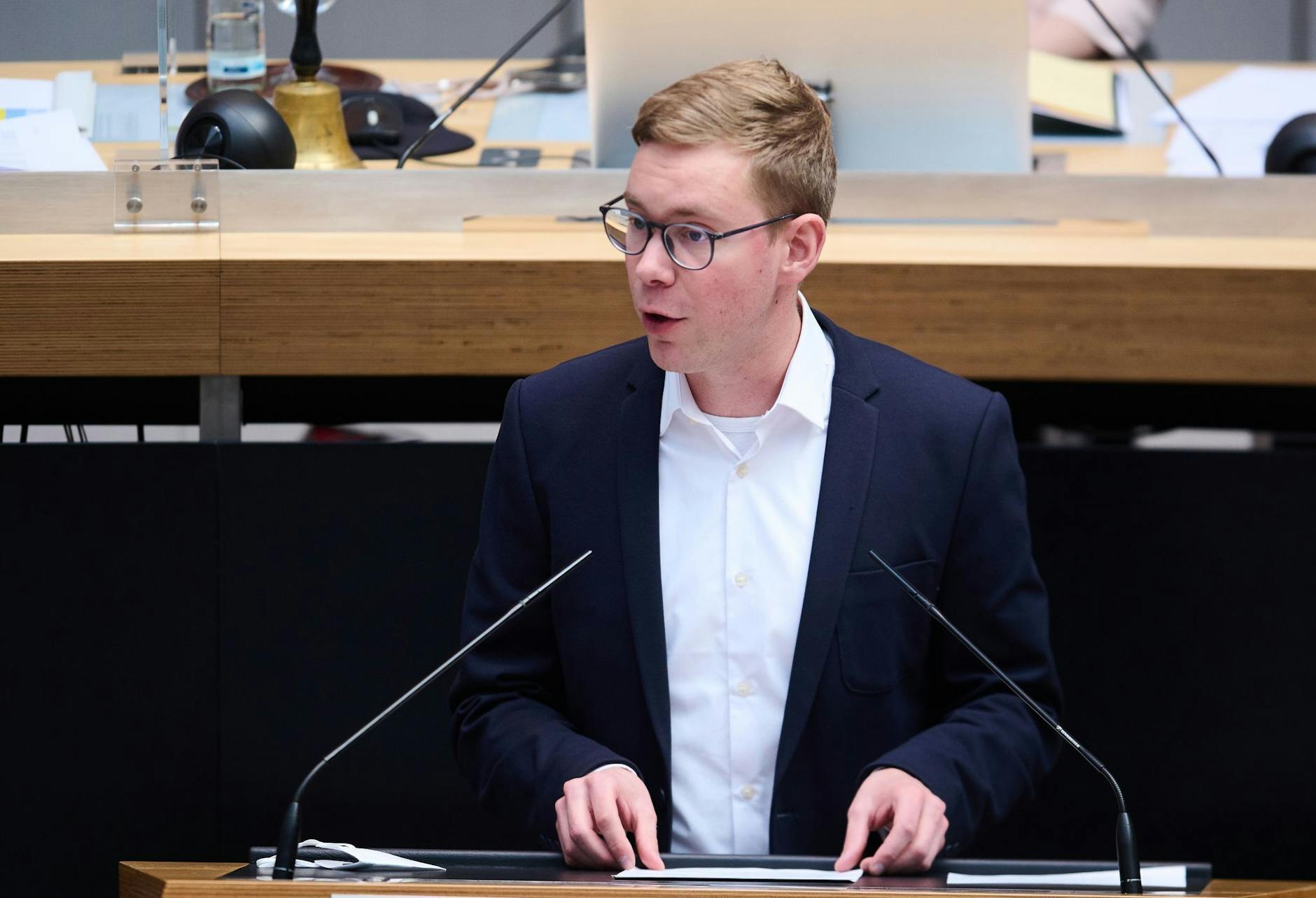 ARCHIV - Vasili Franco (Bündnis 90/Die Grünen), Abgeordneter spricht in der Plenarsitzung.