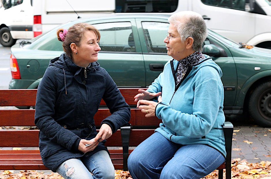 Zufallsbegegnung: Passantin Jacqueline Rose (l.) und Elke Schilling, Gründerin des Vereins Silbernetz, auf der Plauderbank in der Weddinger Wollankstraße.