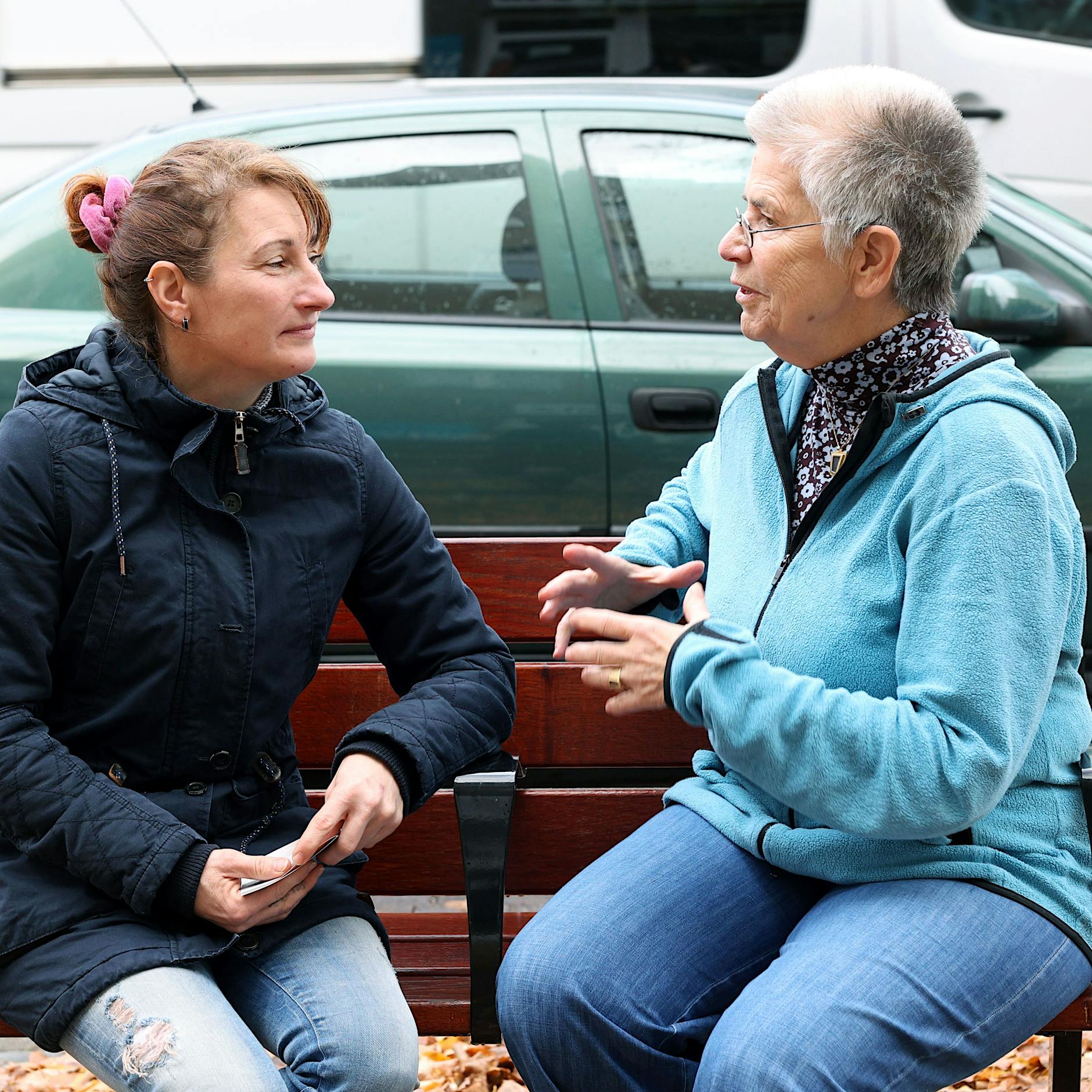 Raus aus der Einsamkeit: Wie Berliner Senioren von „Plauderbänken“ profitieren