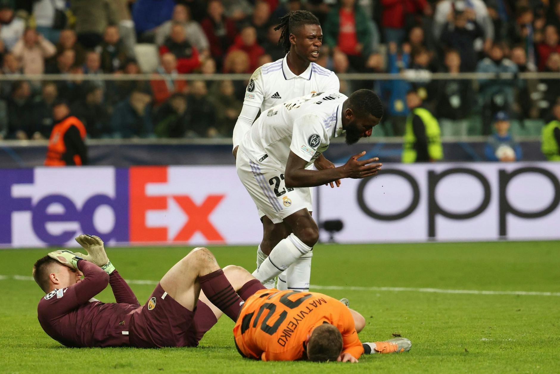 Real Madrids Antonio Rüdiger (M) verletzte sich bei seinem Treffer.
