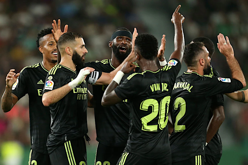 Karim Benzema (2.v.l.) von Real Madrid jubelt mit seinen Teamkollegen über sein Tor zum 0:2.  