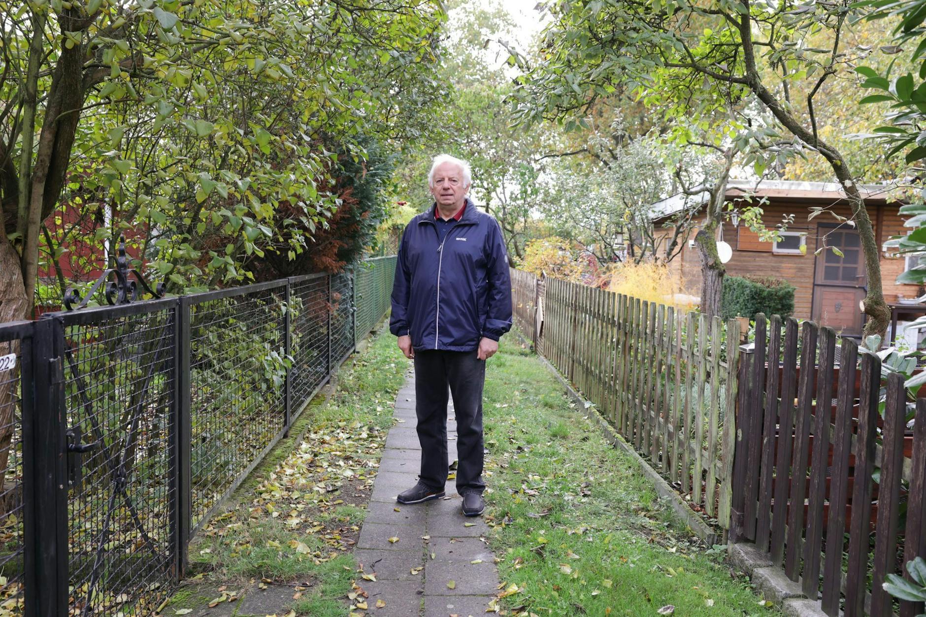 ARCHIV - Wolfgang Beyer, Vorsitzender der Kleingartenanlage "Grüner Grund" in Berlin-Lichtenberg steht in der Kleingartenanlage.