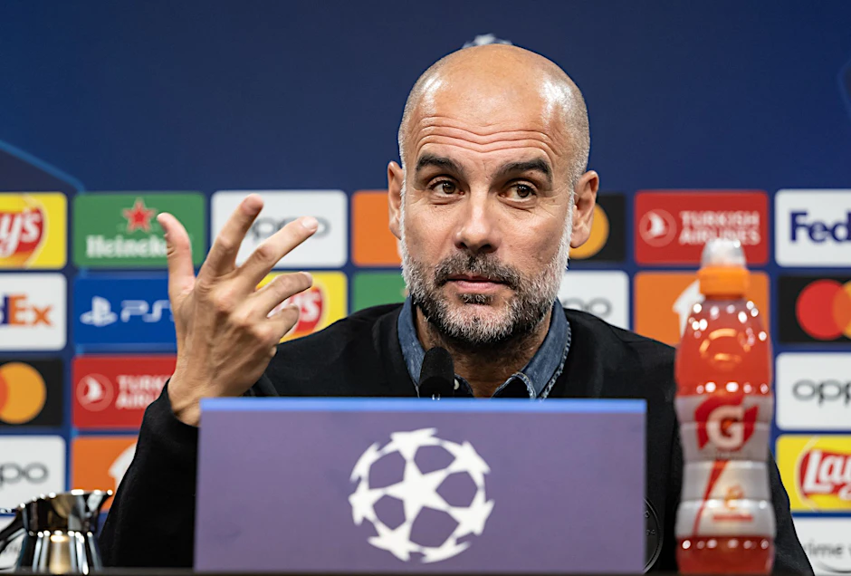 Manchesters Trainer Josep "Pep" Guardiola spricht bei der Pressekonferenz vor dem Spiel gegen Dortmund.  