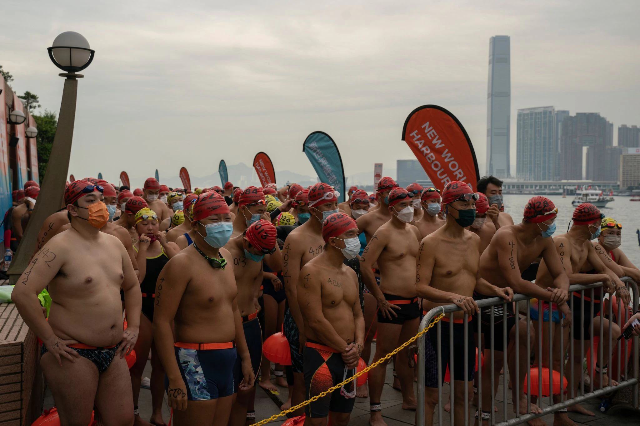 Tausende von Schwimmern nehmen an dem kultigen Rennen teil, bei dem der Hafen von Hongkong bis zur Halbinsel Kowloon durchschwommen wird.  