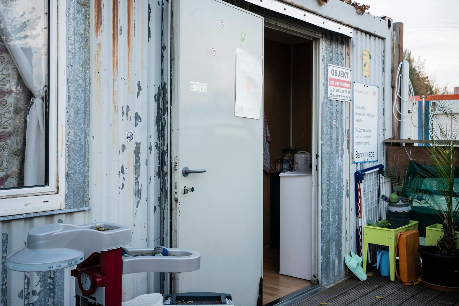 Einer von etwa 50 Containern und Wohnwägen im Trailerpark: Nakamuras neues Zuhause.