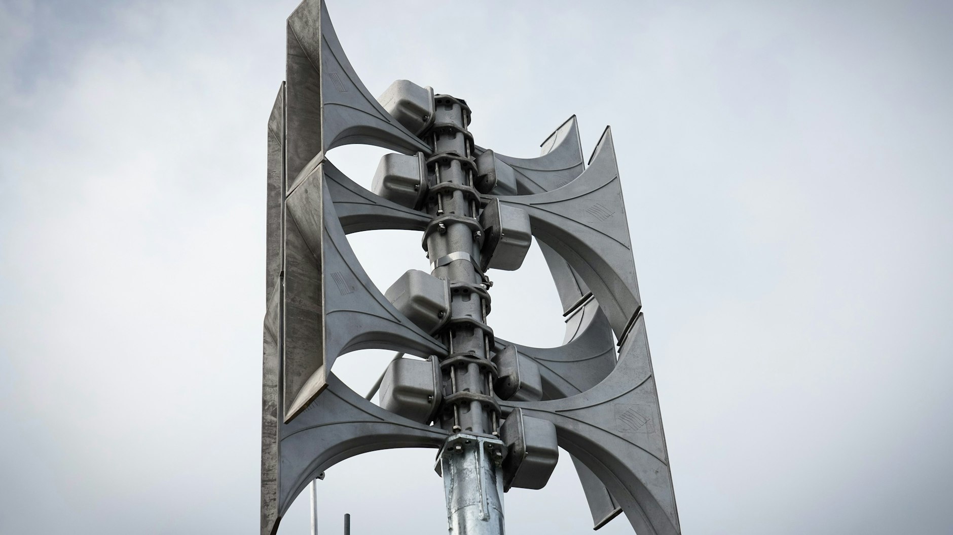 Eine Alarmsirene ist auf dem Dach eines Mehrfamilienhauses der Wohnungsbaugesellschaft Teltow (WGT) montiert.