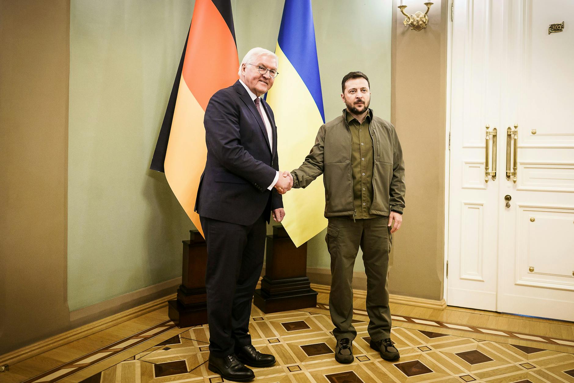 Kiew: Bundespräsident Frank-Walter Steinmeier (l.) trifft Wolodymyr Selenskyj (r.), Präsident der Ukraine, im Präsidentenpalast zu Gesprächen. Steinmeier machte sich in der Ukraine ein Bild von der Zerstörung durch den Angriffskrieg Russlands.