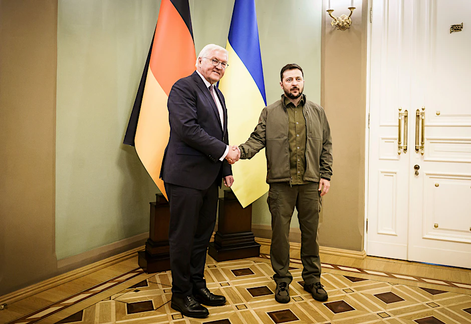 Kiew: Bundespräsident Frank-Walter Steinmeier (l.) trifft Wolodymyr Selenskyj (r.), Präsident der Ukraine, im Präsidentenpalast zu Gesprächen. Steinmeier machte sich in der Ukraine ein Bild von der Zerstörung durch den Angriffskrieg Russlands.