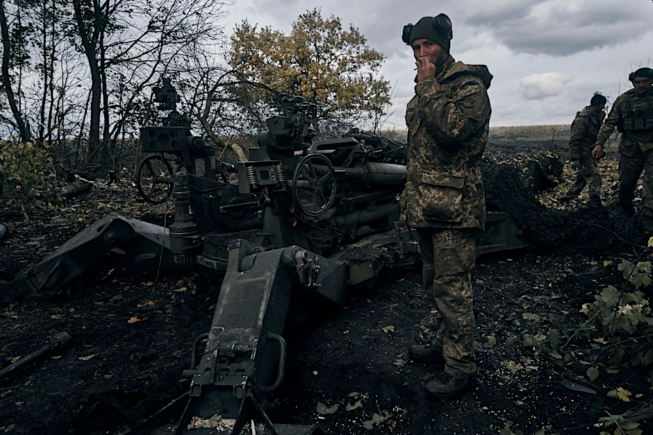 Ukrainische Soldaten stehen neben einer von den USA gelieferten Haubitze M777.&nbsp;