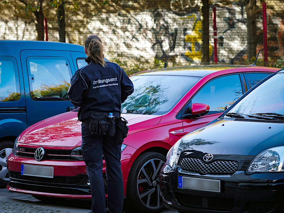 Eine Mitarbeiterin des Ordnungsamts im Einsatz in Prenzlauer Berg.
