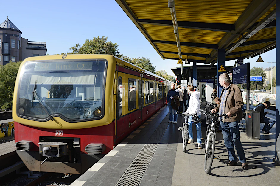 Die Berliner Ringbahn ist ab dem Bahnhof Bundesplatz unterbrochen.
