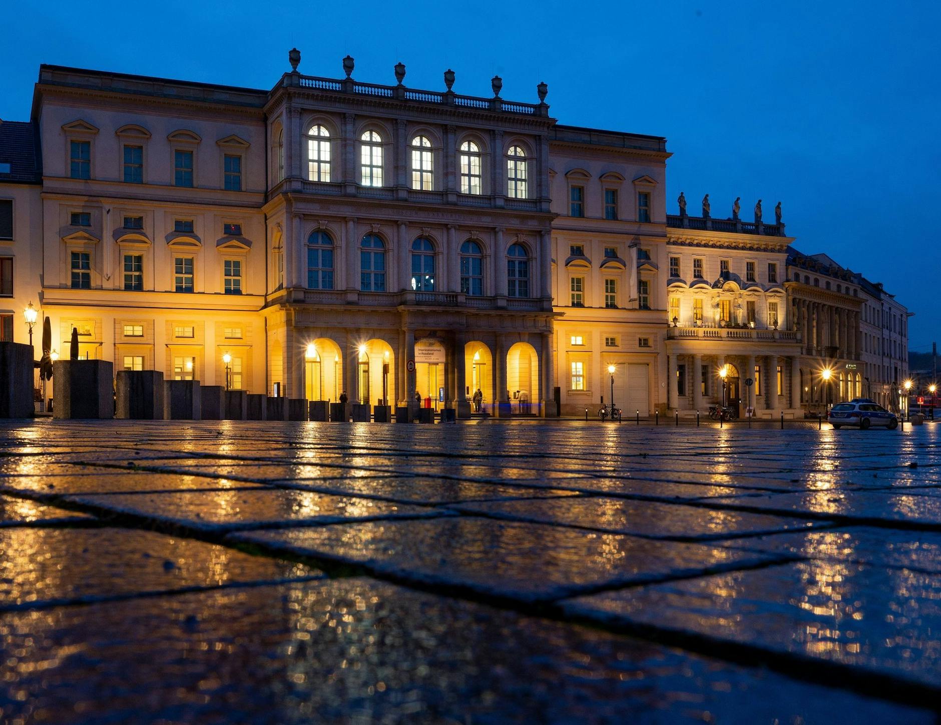 ARCHIV - Das beleuchtete Museum Barberini spiegelt sich nach dem Regen im nassen Kopfsteinpflaster. ld/dpa