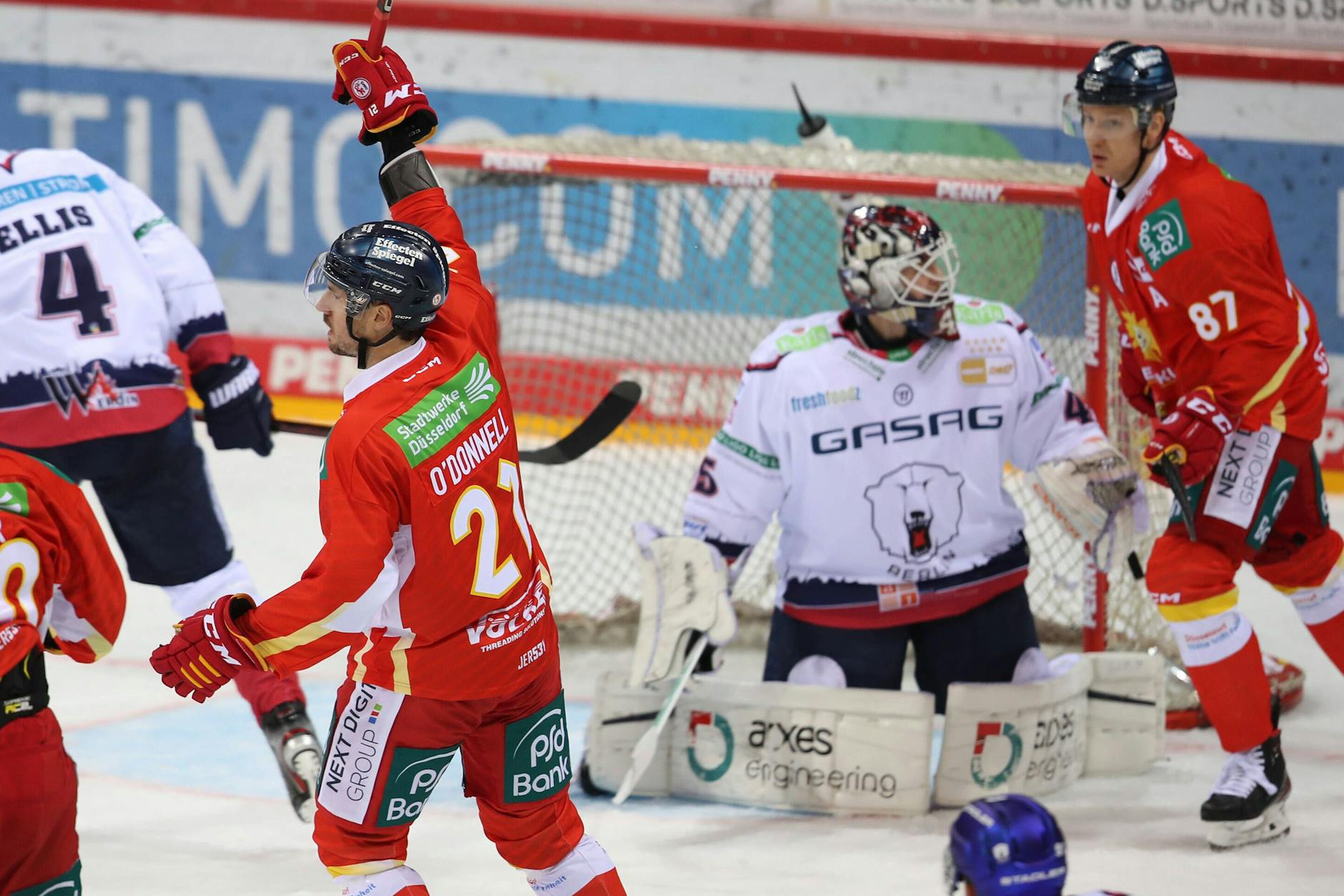 Der Anfang vom Ende für die Eisbären in Düsseldorf: Brendan O'Donnell jubelt über sein 1:0, EHC-Torwart Tobias Ancicka ist erstmals geschlagen.