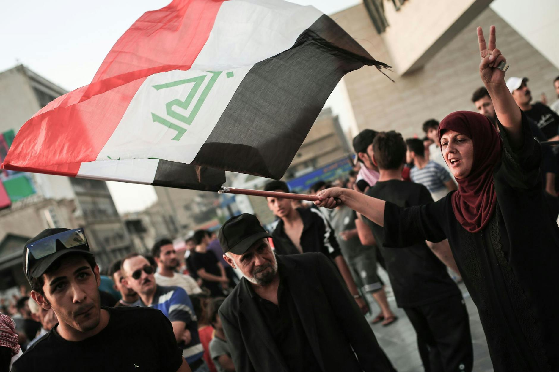 Eine Frau schwenkt in Bagdad eine irakische Flagge. Demonstranten haben sich auf dem Tahrir-Platz (Platz der Befreiung) versammelt, um an den dritten Jahrestag der Anti-Regierungs-Proteste im Jahr 2019 zu erinnern.