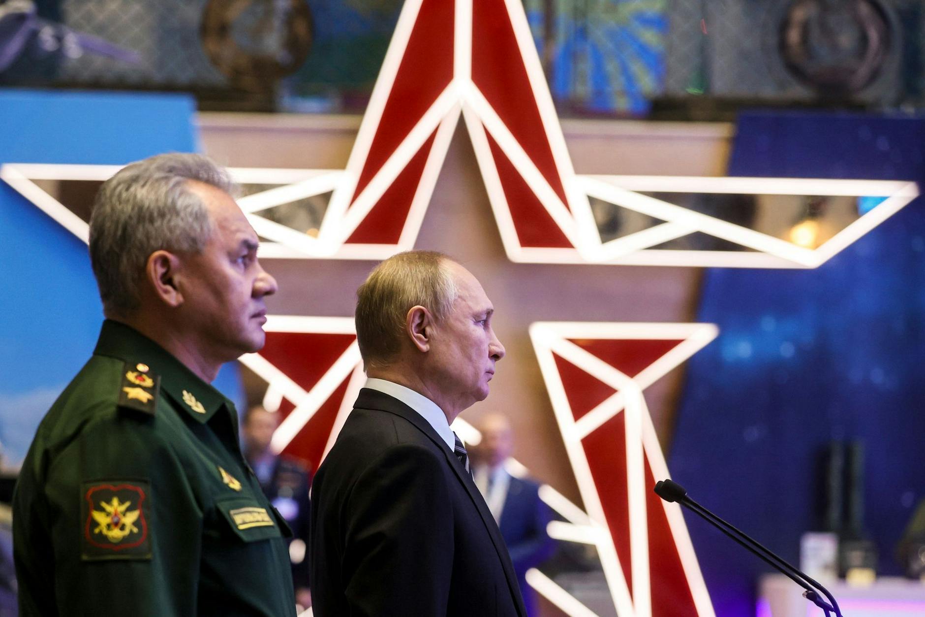 ARCHIV - Russlands Präsident Wladimir Putin und Verteidigungsminister Sergej Schoigu (l) besuchen eine Militärausstellung in Moskau (Archivbild). lin/AP/dpa