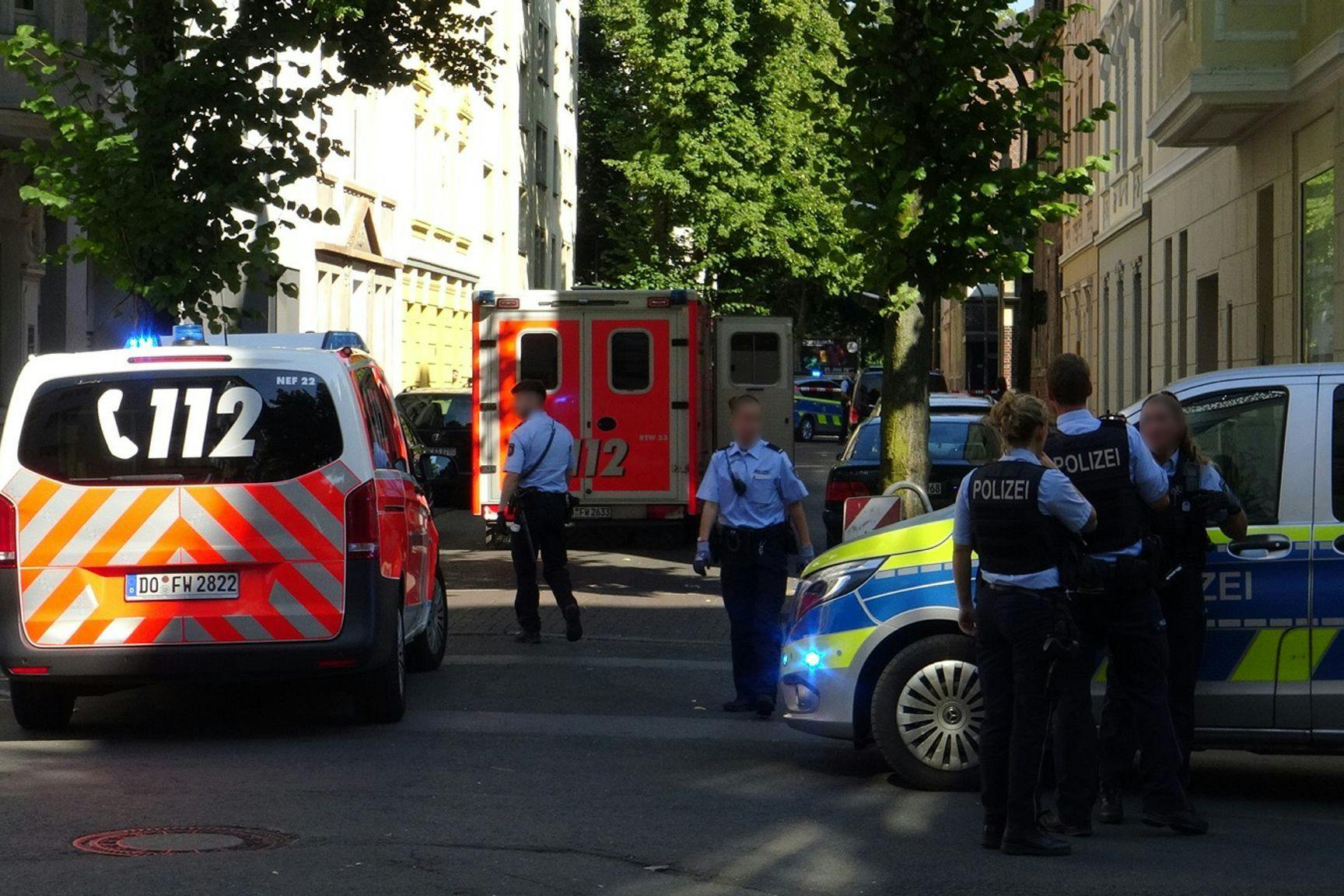 Beamte sichern am 8. August 2022 den Einsatzort in Dortmund, wo ein 16-Jähriger durch Schüsse von Polizisten tödlich verletzt wurde. 